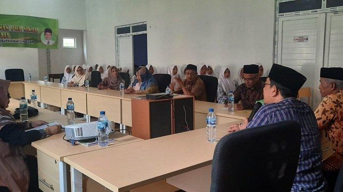 Kemenag Aceh Besar Gelar Bimbingan Pranikah bagi Remaja di SMA Pulo Aceh