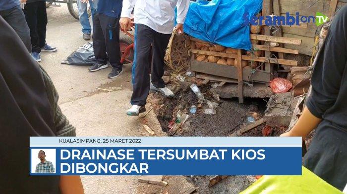 VIDEO Sebabkan Drainase Tersumbat, Satu Kios di Pasar Kualasimpang Dibongkar