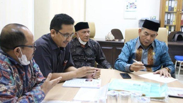 Calon rektor UIN Ar-Raniry, Prof Drs Tgk H Gunawan Adnan,MA, PhD (kanan), menandatangani berkas acara pendaftaran usai menyerahkan berkas ke Panitia Penjaringan Bakal Calon Rektor UIN Ar-Raniry periode 2022-2026, di sekretariat panitia, Gedung Rektorat UIN Ar-Raniry Banda Aceh, Rabu (30/3/2022).