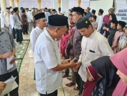 100 Fakir Miskin dan Imum Meunasah Terima Zakat di Glumpang Baro Pidie