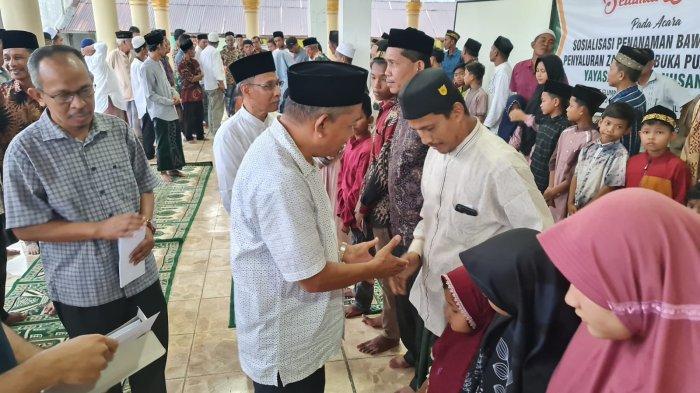 100 Fakir Miskin dan Imum Meunasah Terima Zakat di Glumpang Baro Pidie