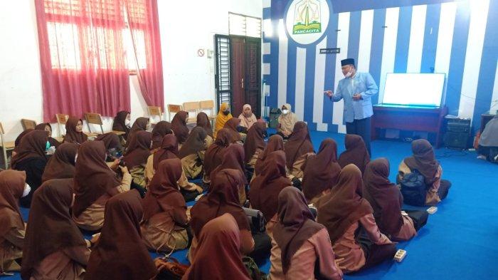 BKPRMI Aceh Timur Isi Pesantren Kilat di SMAN Idi