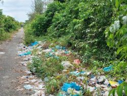 Banyak Sampah di Jalan Lingkar Stadion Kasim Tagok Aceh Singkil