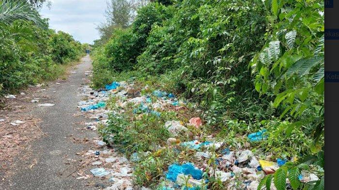 Banyak Sampah di Jalan Lingkar Stadion Kasim Tagok Aceh Singkil