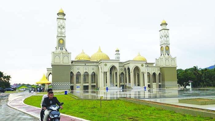 Bupati Abdya Sediakan Ratusan Paket Buka Puasa Gratis di Masjid Agung Baitul Ghafur 