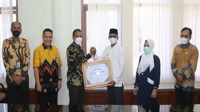 Bupati Aceh Selatan Terima Penghargaan Penyaluran Dana Desa Tercepat Se-Indonesia