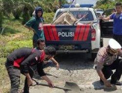 Ciptakan Kenyamanan Bagi Pemudik, Satlantas Polres Aceh Singkil Tambal Jalan Berlubang