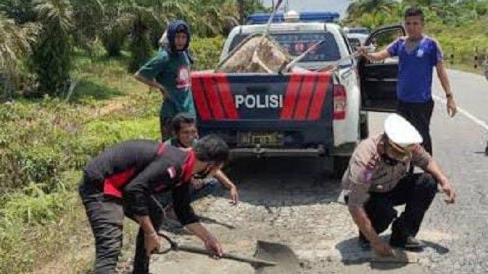 Ciptakan Kenyamanan Bagi Pemudik, Satlantas Polres Aceh Singkil Tambal Jalan Berlubang