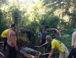 Demi Kenyamanan saat Lebaran, Babinsa dan Warga Gotong Royong Cor Jalan Berlubang di Bener Meriah 