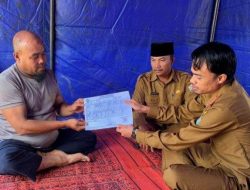 Disdukcapil Aceh Tengah Serahkan Dokumen Kependudukan untuk Korban Kebakaran di Atu Lintang