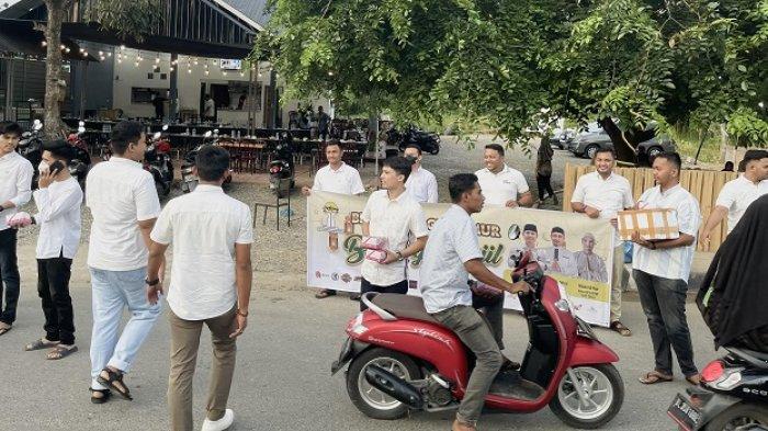 HIPMI Aceh Timur Bagi-bagi Takjil untuk Pengguna Jalan dan Buka Puasa Bersama