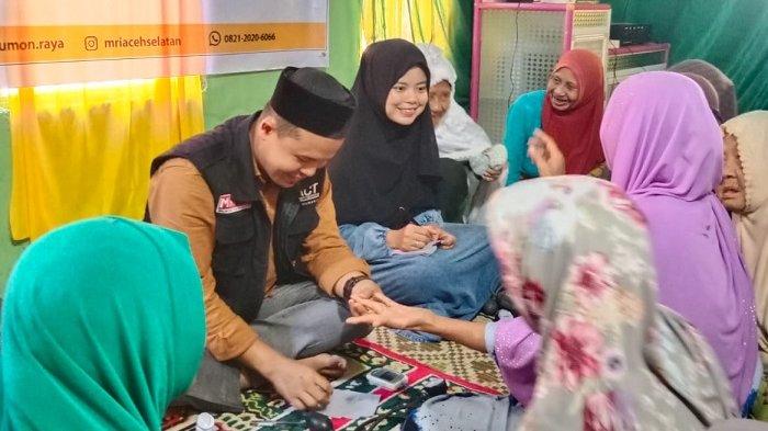 MRI Trumon Raya Bersama ACT Subulussalam Cek Kesehatan dan Bagi Takjil untuk Jamaah Sulok