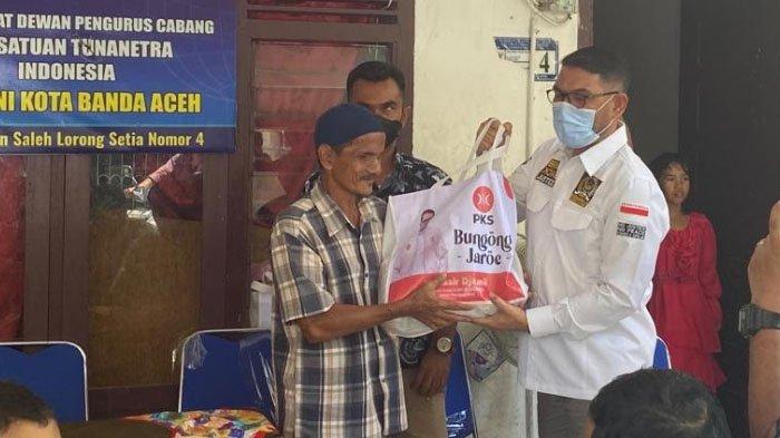 Nasir Djamil Berbagi Kebahagiaan Lewat Sembako Bersama Anggota Pertuni Aceh