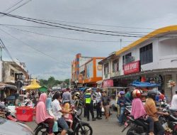 Petugas Buka Satu Jalur untuk Sepeda Motor Masuk ke Pusat Penganan Berbuka Puasa di Jalan Garuda