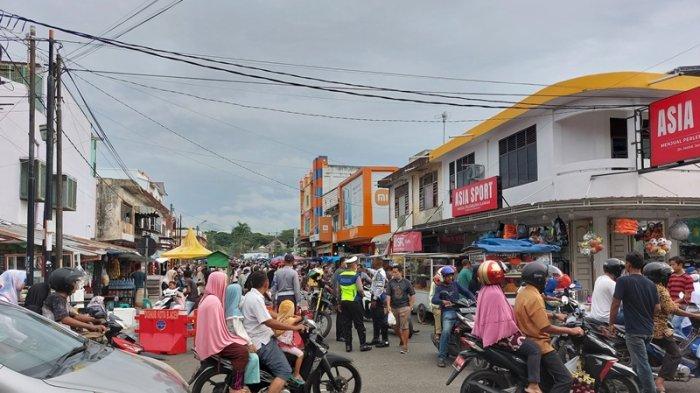 Petugas Buka Satu Jalur untuk Sepeda Motor Masuk ke Pusat Penganan Berbuka Puasa di Jalan Garuda