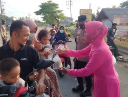 Polsek Simpang Ulim Berbagi Takjil ke Pengguna Jalan