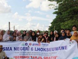 SMAN 6 Lhokseumawe Berbagi 1.000 Paket Takjil dengan Pengguna Jalan 