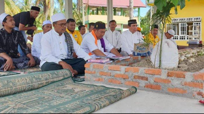 Safari Ramadhan ke Aceh Selatan, Ketua Golkar Aceh TM Nurlif Ziarahi Makam Ulama dan Temui Kader