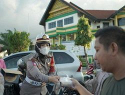 Siapkan 850 Paket, Personel Satlantas Polres Lhokseumawe Berbagi Takjil di Simpang Jam Jelang Buka