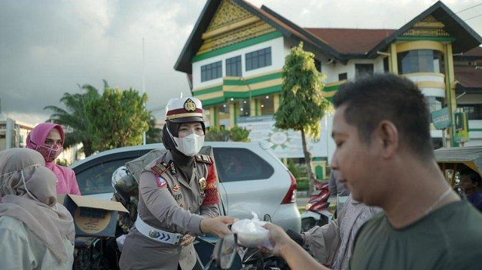 Siapkan 850 Paket, Personel Satlantas Polres Lhokseumawe Berbagi Takjil di Simpang Jam Jelang Buka