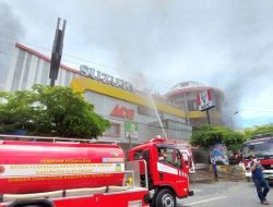 Tak Hanya Damkar, Mobil Lampu Taman Hingga Water Canon Dikerah untuk Padamkam Kebakaran Suzuya Mall