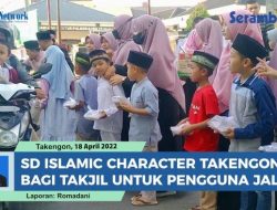 VIDEO Siswa SD Islamic Character Takengon Bagi Takjil Gratis untuk Pengguna Jalan