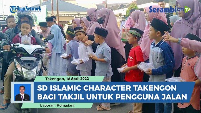 VIDEO Siswa SD Islamic Character Takengon Bagi Takjil Gratis untuk Pengguna Jalan