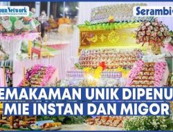 VIDEO Viral Upacara Pemakaman Dihiasi Ratusan Bungkus Mie Instan dan Minyak Goreng