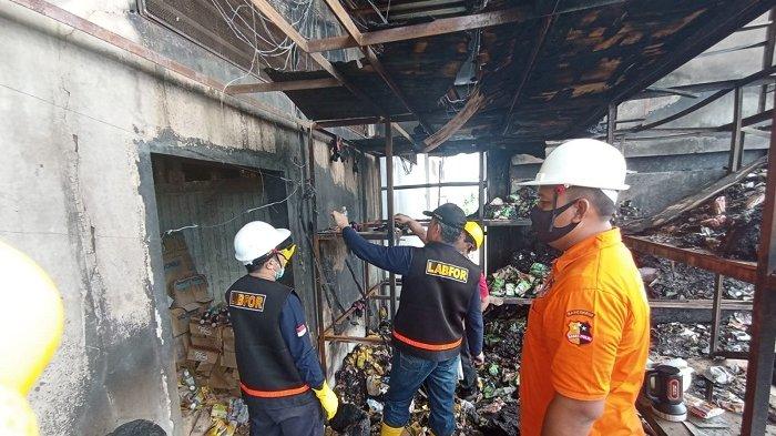 Tim Puslabfor Polri Cabang Sumatera Utara melakukan olah TKP di Suzuya Mall Banda Aceh, Kamis (7/4/2022).