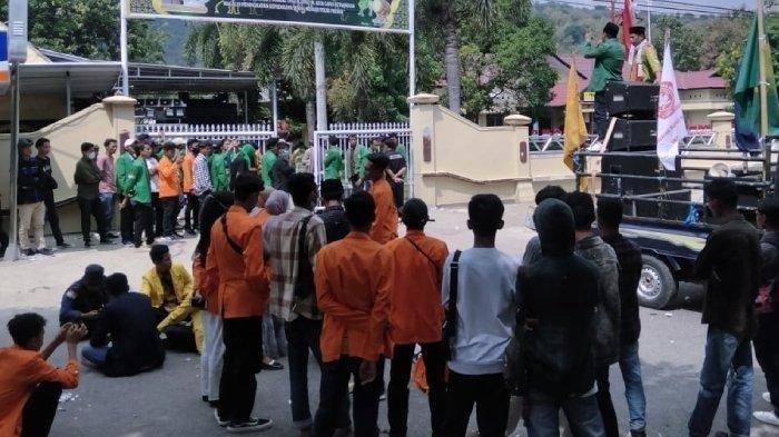 BEM Nusantara Geruduk Markas Polres Bima Setelah Penangkapan 10 Mahasiswa