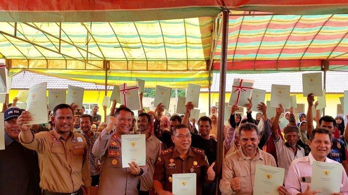 BPN dan Forkopimda Aceh Timur Serahkan 394 Sertifikat Tanah untuk Eks Kombatan GAM dan Kaum Duafa
