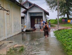 Banjir Rob Terjang Rumah Warga di Johan Pahlawan