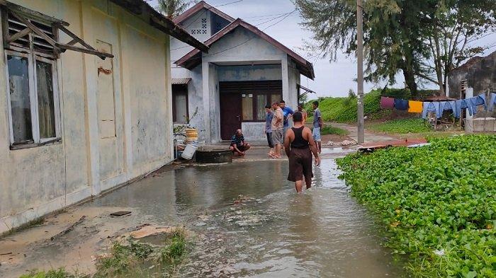 Banjir Rob Terjang Rumah Warga di Johan Pahlawan