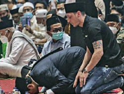 Bintang Sepak Bola Dunia ke Indonesia, Ketika Mesut Ozil jadi Sasaran Foto Jamaah Shalat Jumat