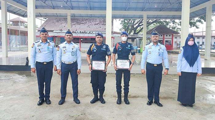 Gagalkan Narkoba Dipasok Ke Rutan, Kepala Rutan Banda Aceh Anugerahi Penghargaan Kepada Petugas
