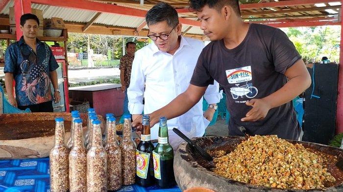 HT Taufiqulhadi Nikmati Kuliner Rujak Khas Pidie, Begini Pengakuannya