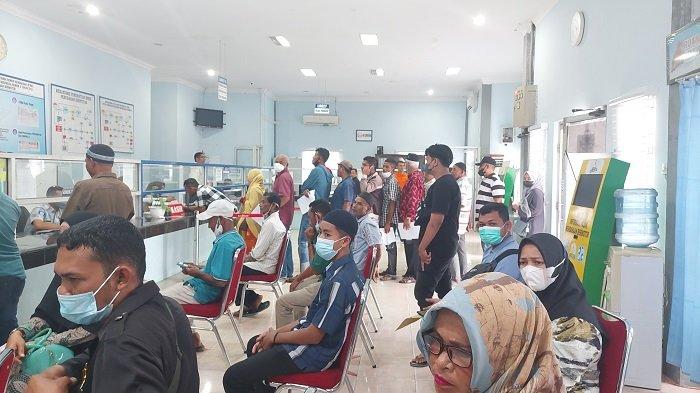 Hari Pertama Aktif Kantor, Wajib Pajak Antrean di Samsat Bireuen