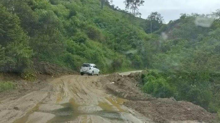 Jalan Nasional Gayo Lues Berbatasan dengan Agara Bertabur Lubang dan Amblas