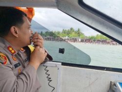 Kapolres Bireuen Patroli Pakai Kapal di Pinggir Pantai Ujung Seuke Peudada, Larang Mandi Lewat Batas