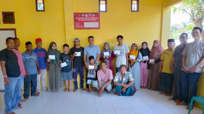 Keuchik Bersama Perangkat Desa di Aceh Utara Santuni Yatim