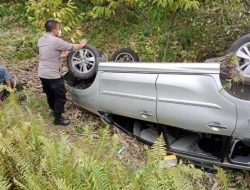 Mobil Toyota Avanza Terbalik di Kedai Runding di Lintas Subulussalam Blangpidie