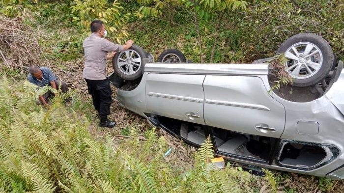 Mobil Toyota Avanza Terbalik di Kedai Runding di Lintas Subulussalam Blangpidie