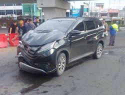 Mobil Toyota Rush Dikemudikan Bu Guru Hantam Fortuner di Simpang Surabaya Banda Aceh Jelang Subuh