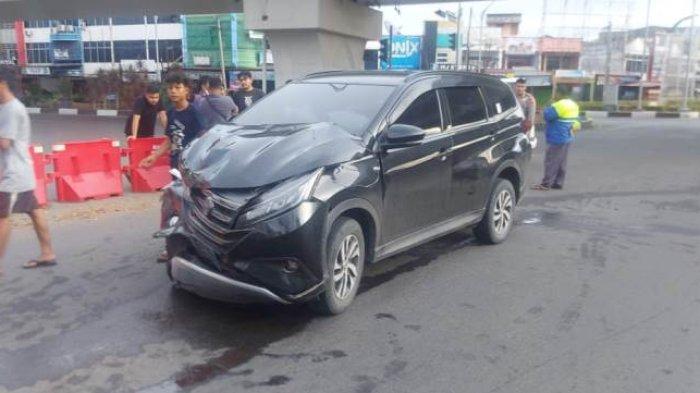 Mobil Toyota Rush Dikemudikan Bu Guru Hantam Fortuner di Simpang Surabaya Banda Aceh Jelang Subuh