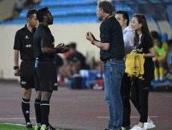 Pelatih Timnas Thailand Bikin Ulah Lagi, Pakai Kaos Hitam Serupai Wasit hingga Disuruh Ganti Baju