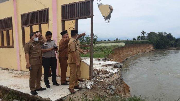 SDN Lawe Serke Terancam Ambruk ke Sungai, Wabup Agara: Jika Tak Memungkinkan Lagi Akan Direlokasi