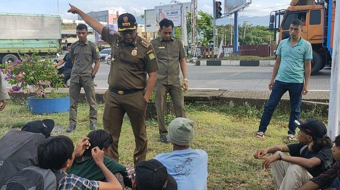Satpol PP Aceh Besar Tertibkan Gepeng di Bundaran Lambaro
