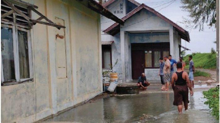 Tanggul Tak Memadai, Banjir Rob Terjang Rumah