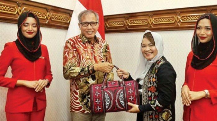 Buka Kembali Penerbangan ke Aceh, Gubernur Nova Apresiasi Respons Cepat AirAsia - nyerahkan-cendera-mata-kepada-CEO-Indonesia-AirAsia-Veranita-Yosephine.jpg