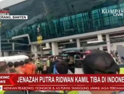 Pilu! Atalia dan Zara Genggam Erat Tangan Ridwan Kamil Lihat Jenazah Eril Masuk Kereta Jenazah